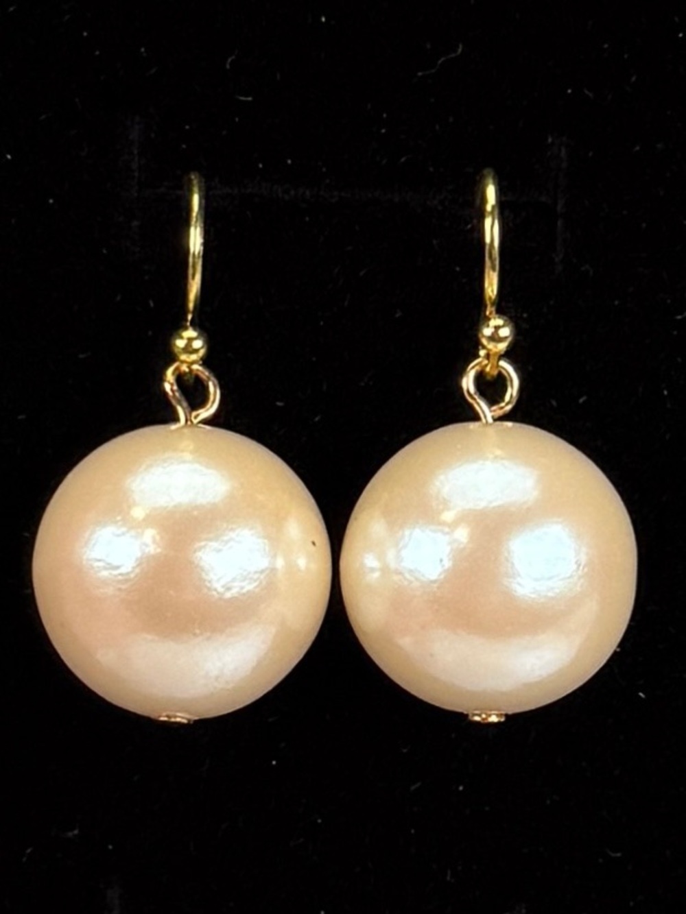 Pretty goldtone, faux pearl large lightweight pierced earrings